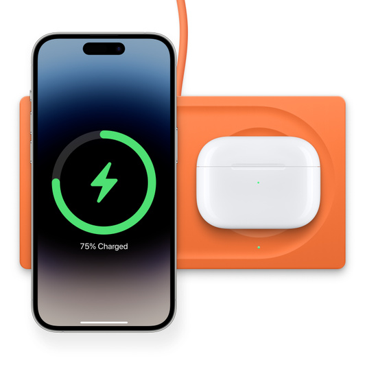 Soporte de carga inalámbrica 2 en 1 Boost Charge Pro de Belkin con un iPhone y un estuche para AirPods cargando y con el indicador LED en la parte inferior del anillo de carga Qi.