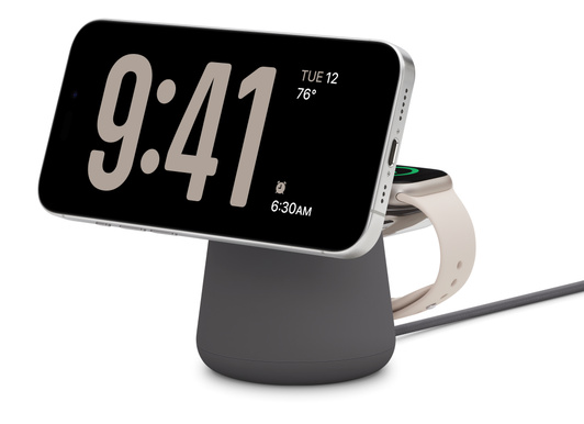 Zwart Belkin Boost Charge Pro 2‑in‑1 draadloos oplaaddock met MagSafe dat gelijktijdig een iPhone 15 Pro in wit titanium en een Apple Watch Series 9 met een 41‑mm kast in de kleur sterrenlicht oplaadt.