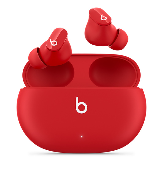 Úplně bezdrátová sluchátka Beats Studio Buds s potlačováním hluku v červené a s logem Beats nad praktickým nabíjecím pouzdrem.