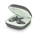 Écouteurs Beats Fit Pro totalement sans fil, présentés à l’intérieur de leur boîtier de charge compact.