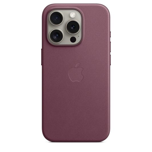 Mullvadsbrunt FineWoven-skal till iPhone 15 Pro med MagSafe och präglad Apple-logotyp i mitten. Skalet sitter på en iPhone 15 Pro i naturligt titan, som skymtar fram genom öppningen för kameran.