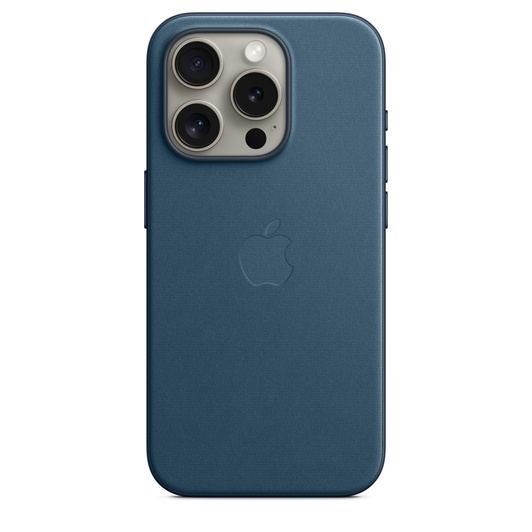 iPhone 15 Pron tyynenmerensininen FineWoven-kuori MagSafella, keskellä upotettu Apple-logo. Kuori on kiinnitetty iPhone 15 Prohon, jonka luonnontitaaninen väri­­pinta näkyy kameralle tehdyn aukon kautta.