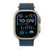 Cinturino Ocean blu abbinato a un Apple Watch con cassa da 49 mm, di cui sono visibili il tasto laterale e la Digital Crown