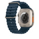 Image d’un Bracelet Océan bleu associé à une Apple Watch Ultra dont on voit les capteurs de santé et la zone de recharge au dos du boîtier