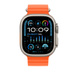 Narancsszínű Óceán szíj 49 mm-es Apple Watchcsal, amelyen látszik a tok, az oldalsó gomb és a Digital Crown