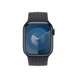 Vorderansicht des geflochtenen Solo Loop Armbands in Mitternacht mit dem Zifferblatt der Apple Watch und der Digital Crown