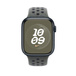 Cargo Khaki ‑värisessä (tummanvihreässä) Nike Sport ‑rannekkeessa näkyy Apple Watch, jossa on 45 mm kuori ja Digital Crown.