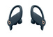 Imagen del auricular izquierdo y derecho de los Powerbeats donde se ve el sistema de enganche flexible para un ajuste perfecto. 