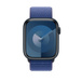 Apple Watch kadranı ve Digital Crown ile birlikte görünen Okyanus Mavisi Spor Loop’un önden görünümü