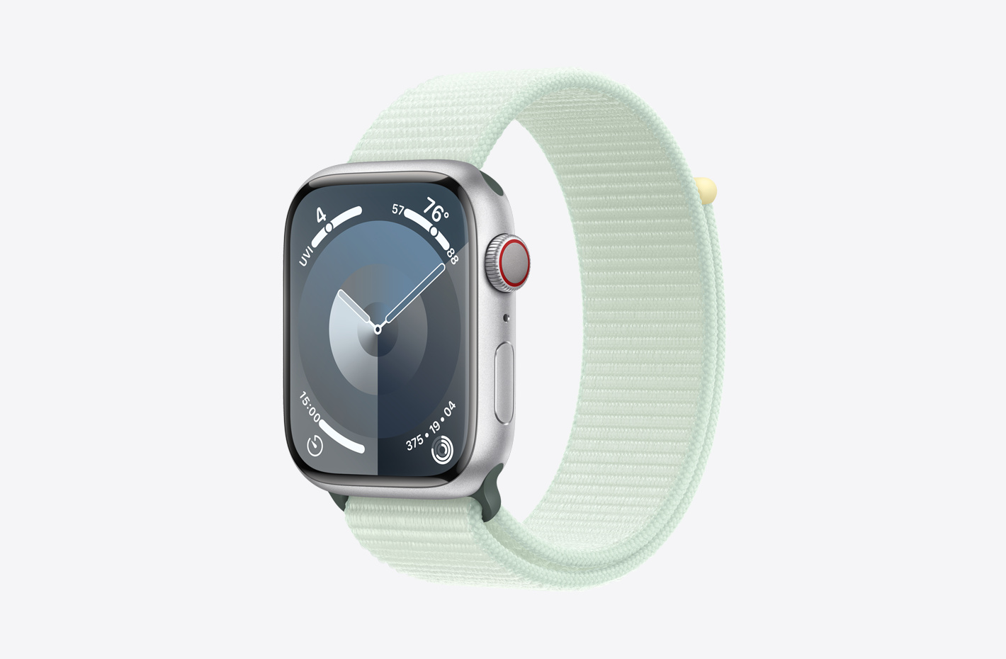 Apple Watch met zilverkleurige aluminium kast met matte afwerking, en schuin aanzicht van sportbandje in de kleur zacht mintgroen in tweelaags geweven nylon, voorzien van een klittenband­sluiting.