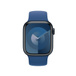 41 mm kasa Apple Watch ve Digital Crown ile birlikte gösterilen Okyanus Mavisi Solo Loop.