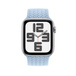 A világoskék fonott körpánt elölnézete az Apple Watch számlapjával és a Digital Crownnal
