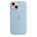 iPhone 15:n vaaleansininen MagSafe-silikonikuori, upotettu Apple-logo keskellä, kiinnitetty pinkkiin iPhone 15:een, joka näkyy kameralle tehdystä aukosta.