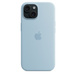 iPhone 15:n vaaleansininen MagSafe-silikonikuori, upotettu Apple-logo keskellä, kiinnitetty mustaan iPhone 15:een, joka näkyy kameralle tehdystä aukosta.
