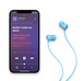 Beats Flex fülhallgató egy iPhone mellett a méretek érzékeltetésére.