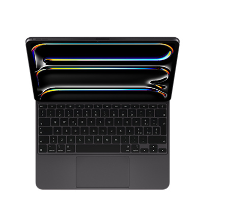 Una Magic Keyboard nera agganciata a un iPad Pro in orizzontale, fila di tasti funzione, tasti freccia disposti a T capovolta, trackpad integrato