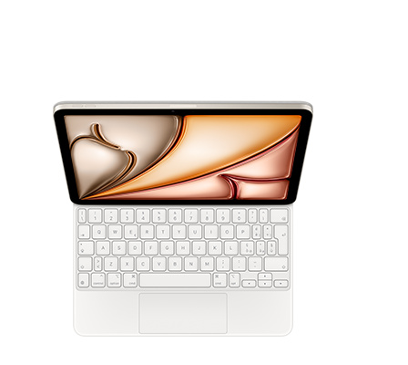 Una Magic Keyboard bianca agganciata a un iPad in orizzontale, tasti freccia disposti a T capovolta, trackpad integrato