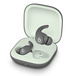 Fones de ouvido sem fio Beats Fit Pro na frente do estojo de recarga compacto.