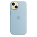 Étui en silicone bleu clair avec MagSafe pour iPhone 15 arborant le logo Apple au centre, fixé à un iPhone 15 jaune visible par l’ouverture pour les caméras.