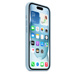 Imagem angulada da lateral e da parte da frente da capa de silicone azul-clara com MagSafe para iPhone 15, com abertura para o botão de mudo e botões de volume em silicone. A capa cobre toda a lateral do iPhone.