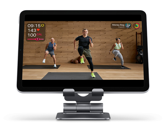 Satechi Foldable Aluminum Standは、ワークアウトビデオの視聴やFaceTime通話でiPhoneやiPadを便利に使えるようにしっかり固定する。