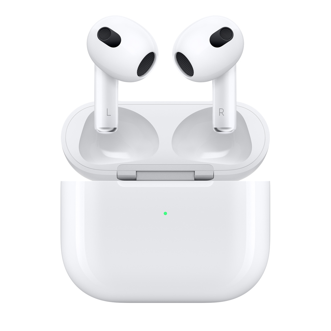 AirPods（第3世代）の前面。フル充電され、開いた状態の充電ケースの上に配置されている。 