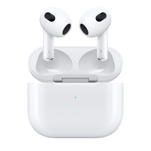 AirPods（第3世代）の前面。フル充電され、開いた状態の充電ケースの上に配置されている。 