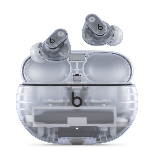 トランスペアレントのBeats Studio Buds + — ワイヤレスノイズキャンセリングイヤフォン。便利な充電ケースの上に配置され、Beatsのロゴが見えている。