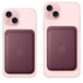 マルベリーのMagSafe対応iPhoneファインウーブンウォレットがiPhone 15に取りつけられ、背面の左右両端付近と底辺付近までを覆っている。マルベリーのMagSafe対応iPhoneファインウーブンウォレットが、ピンクのiPhone 15 Plusのカメラの下の中央に装着されている。