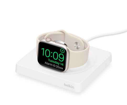 这款适用于 Apple Watch 的白色 Belkin Boost Charge Pro 便携快速充电器具有磁力快速充电模块，可为 Apple Watch Series 8 和 Apple Watch Ultra 快速充电。