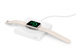 白色 Apple Watch 平放在白色的充電器上充電。