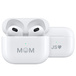 Mặt trước của AirPods (thế hệ thứ 3) trong Hộp Sạc đang mở có hình khắc, bên cạnh Hộp Sạc đang đóng có hình khắc.