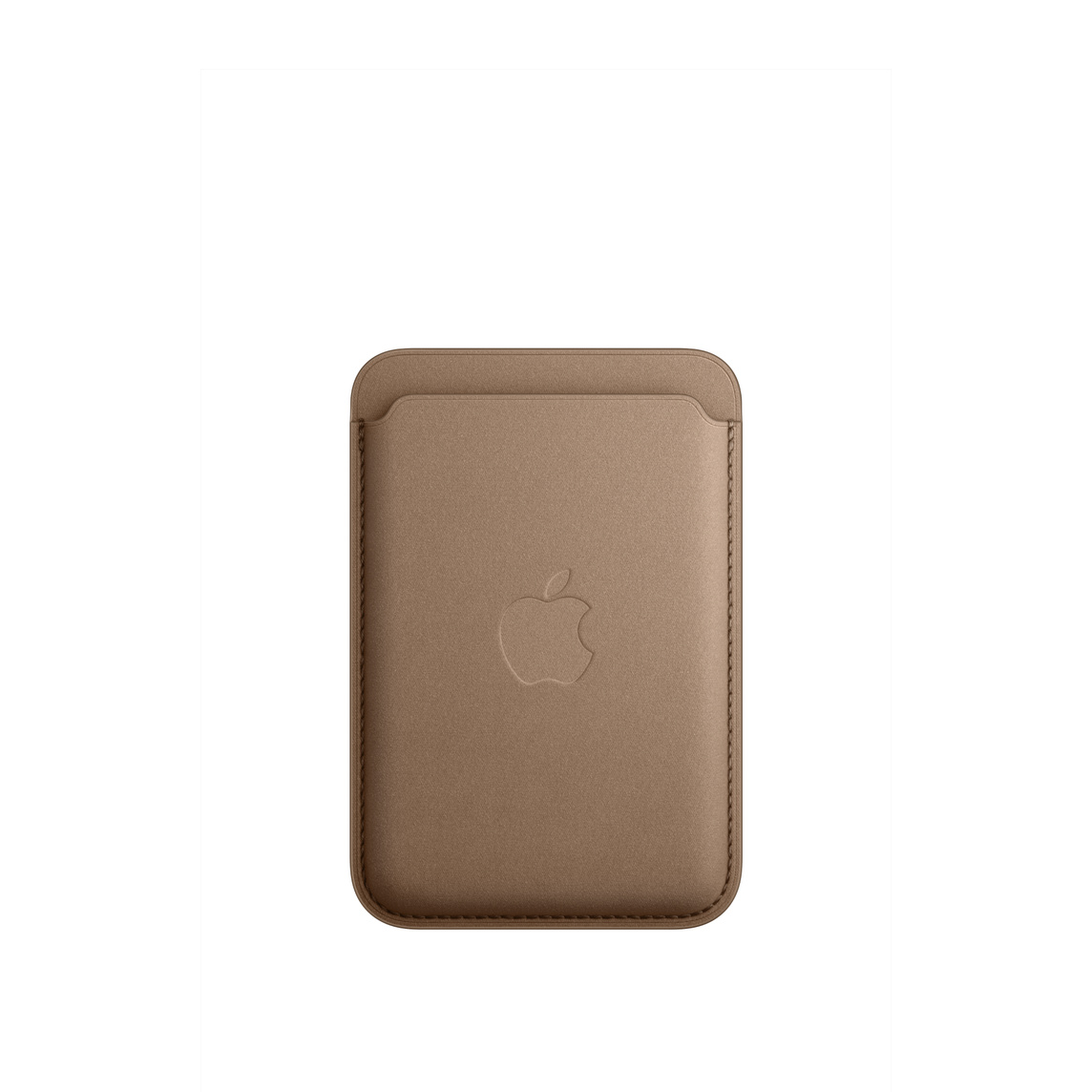 토프 색상의 MagSafe형 iPhone 파인우븐 카드지갑을 앞에서 바라본 모습. 상단의 카드 슬롯 입구와 중앙에 새겨진 Apple 로고가 보입니다.