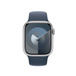 สายแบบ Sport Band สีน้ำเงินสตอร์มบลู แสดงให้เห็นตัวเรือน Apple Watch 41 มม. และ Digital Crown