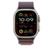 靛青色高山錶環，展示 Apple Watch 具備 49 公釐錶殼、側邊按鈕與數位錶冠。