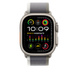 綠色配灰色越野手環，並展示 Apple Watch 的 49 毫米錶殼、側邊按鈕及數碼錶冠
