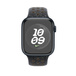 午夜天空色 (黑色) Nike 運動型錶帶，展示 Apple Watch 具備 45 公釐錶殼與數位錶冠。