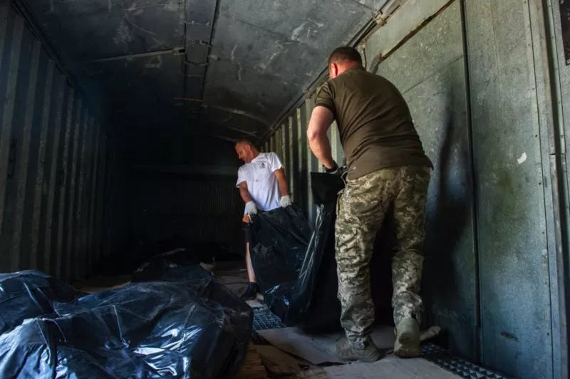 Ukrainian soldiers transport the bodies of deceased Russian soldiers. Kharkiv, June 18