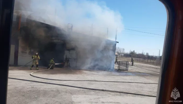 В Алейске произошел крупный пожар в шиномонтажной мастерской