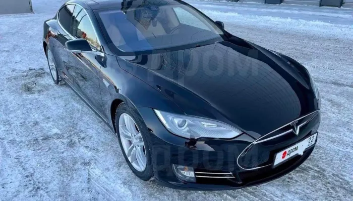 Черный электромобиль Tesla с автопилотом продают в Барнауле за 3,6 млн