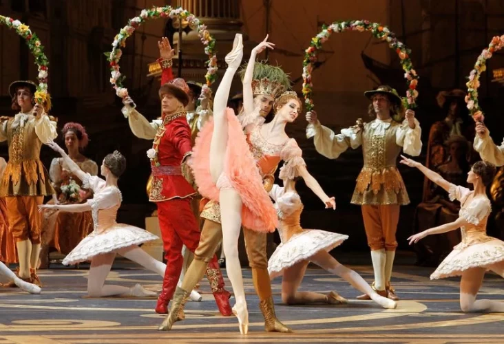 ФОТО из архива: Захарова и другие танцовщицы выступают на репетиции спектакля "Спящая красавица" в Большом театре в Москве.