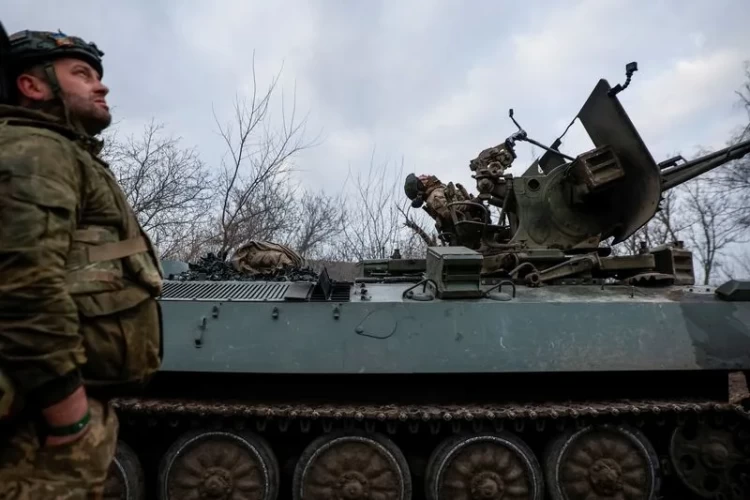 ФОТО из архива: Украинские военнослужащие из подразделения ПВО следят за небом на передовой в районе города Бахмут