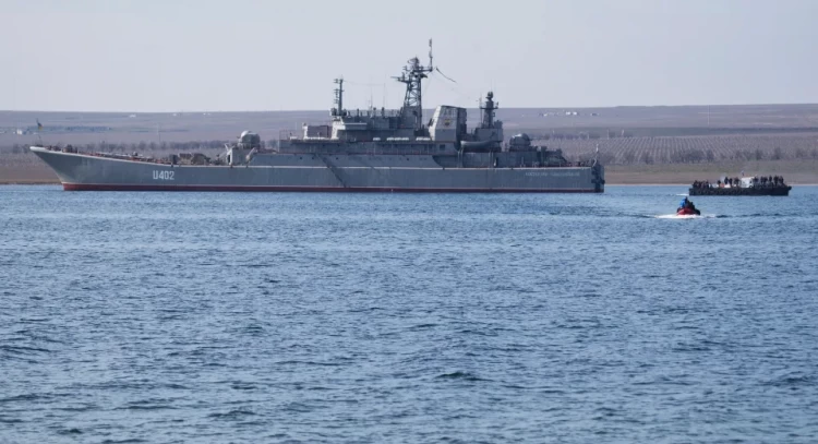 Украинские моряки покидают военный корабль «Константин Ольшанский» в бухте Донузлав, Крым, 24 марта 2014 года. AP Photo/Pavel Golovkin