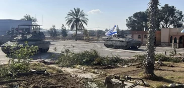 Israeli forces seize Gaza side of Rafah border crossing, putting cease-fire talks on knife's edge