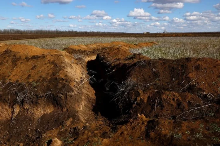ФОТО из архива: Украинские аграрии сеют на заминированные поля