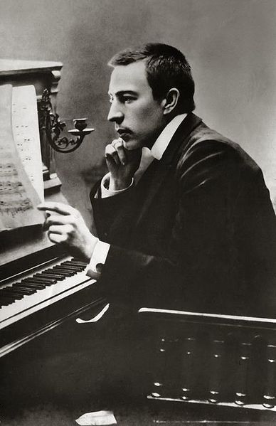 File:Rachmaninoff 1900.jpg