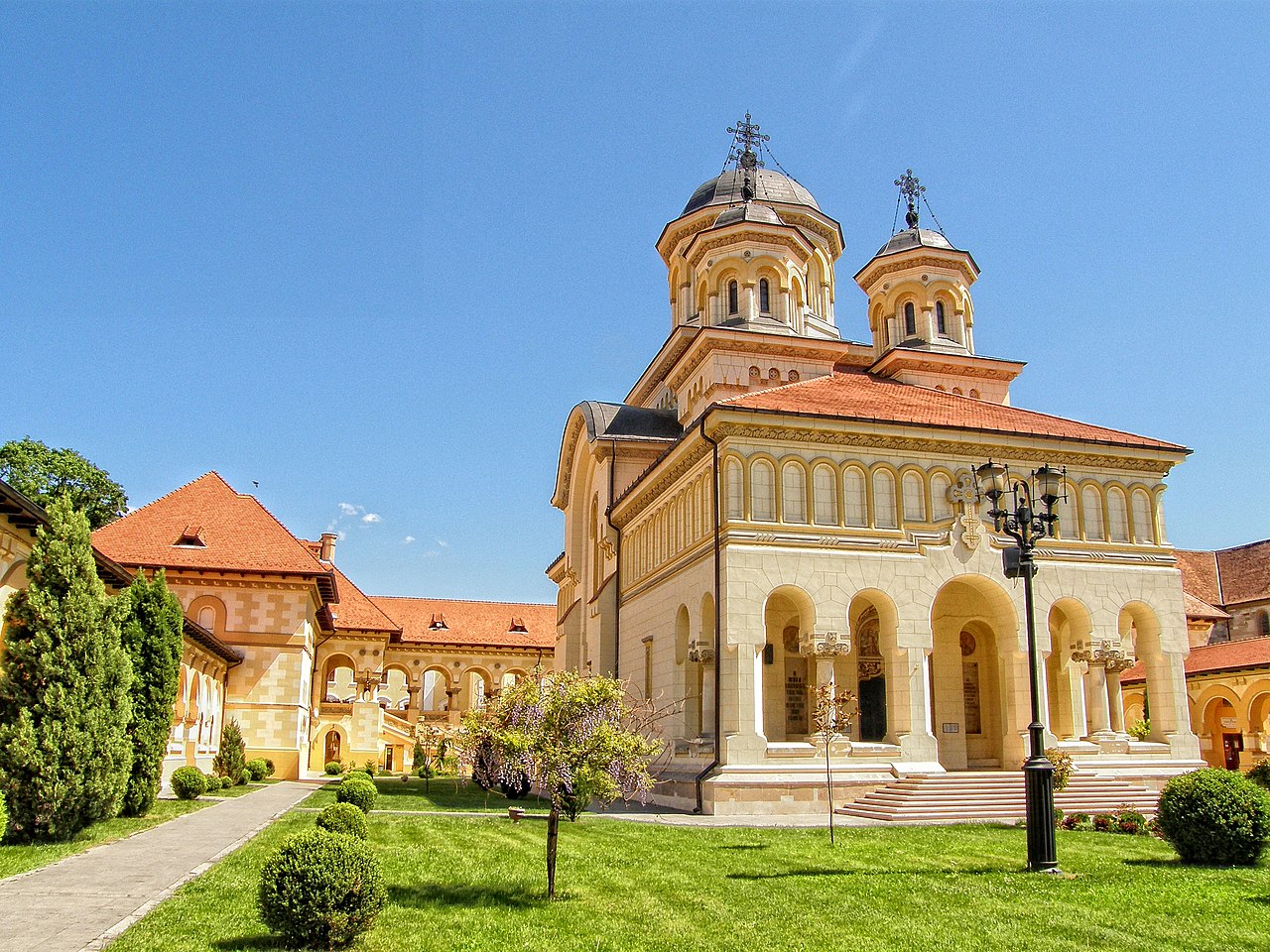 Biserica Ortodoxa Alba Iulia - panoramio.jpg