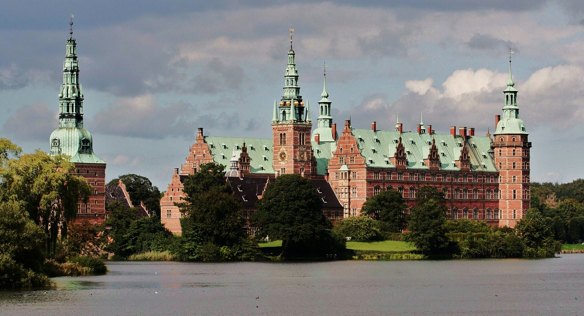 Frederiksborg Slot i sol.jpg