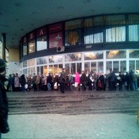 В Киеве очередь за газетой "Вести" ежедневно блокирует выход из метро: фотофакт