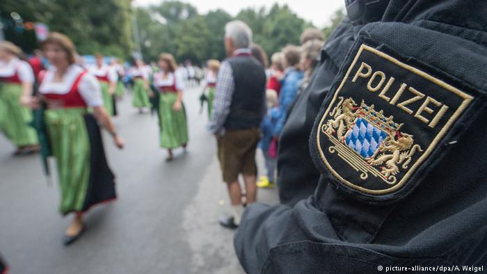 Bayern Polizist Uniform Wappen (picture-alliance/dpa/A. Weigel)